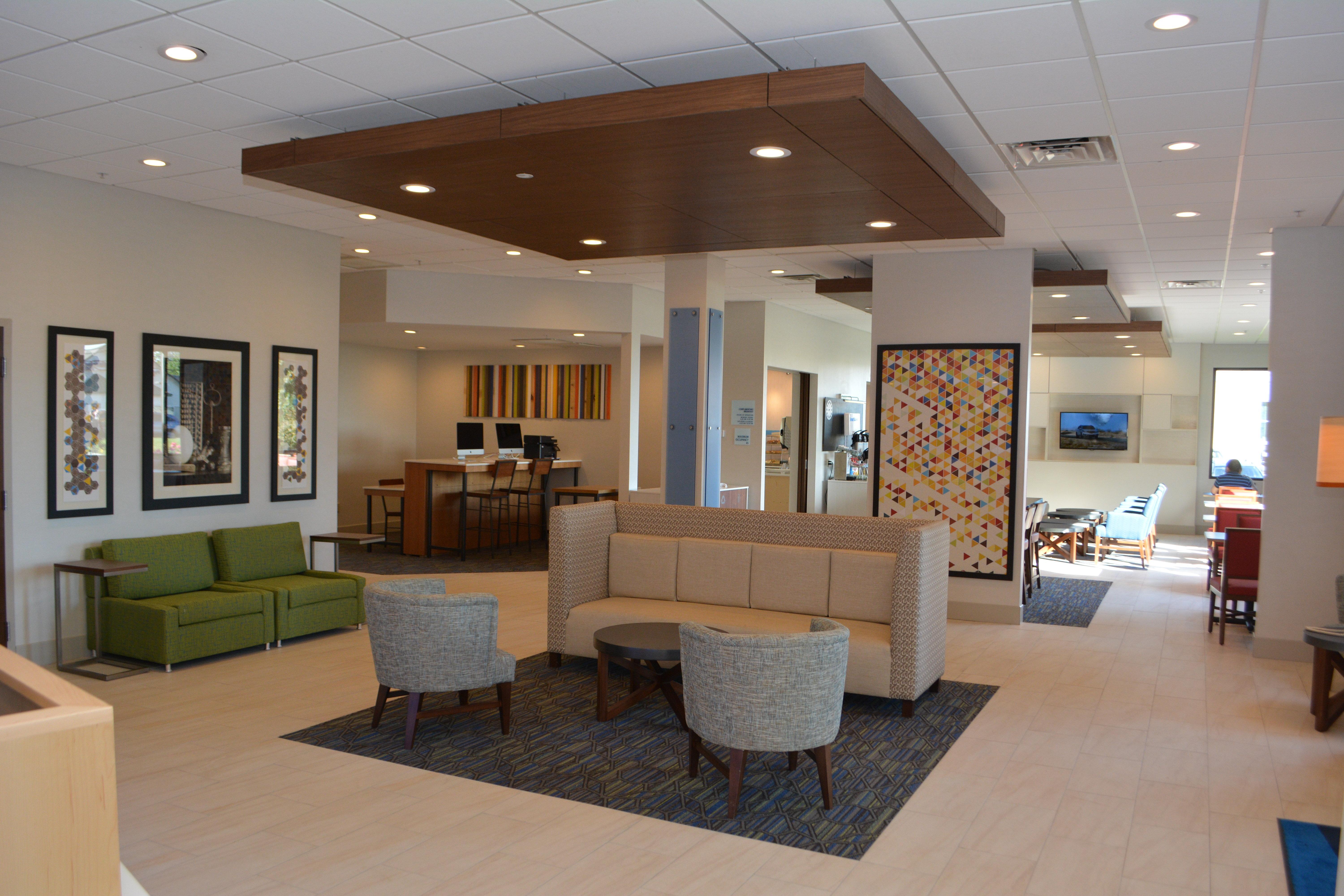 Holiday Inn Express & Suites Waterville - North By Ihg Exterior foto